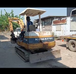ขายรถแม็คโครเก่า japan  komatsu pc30-6ใช้งานดี มีไลเจาะ ใบซื้อขายราคา185,000