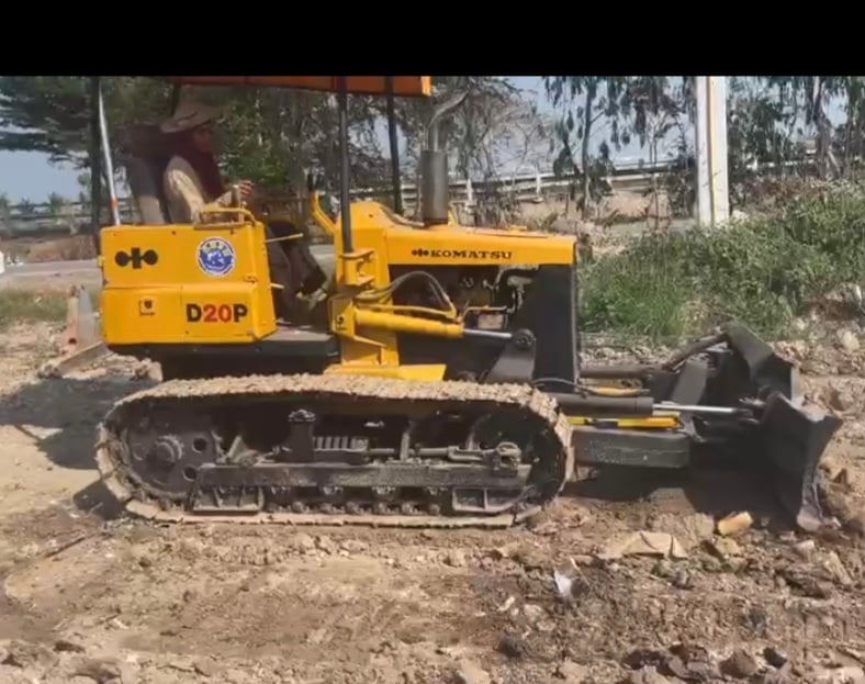ขายรถ แทรกเตอร์komatsu D20A-5 ใบมีดสไล้ ใช้งานดี ตีนไก่ ราคา105,000
