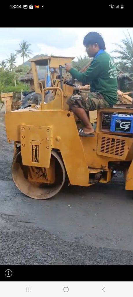 รถบด4ตัน bomag ใช้งานดีมาก ใบซื้อvาย ราคาถูกดี185,000