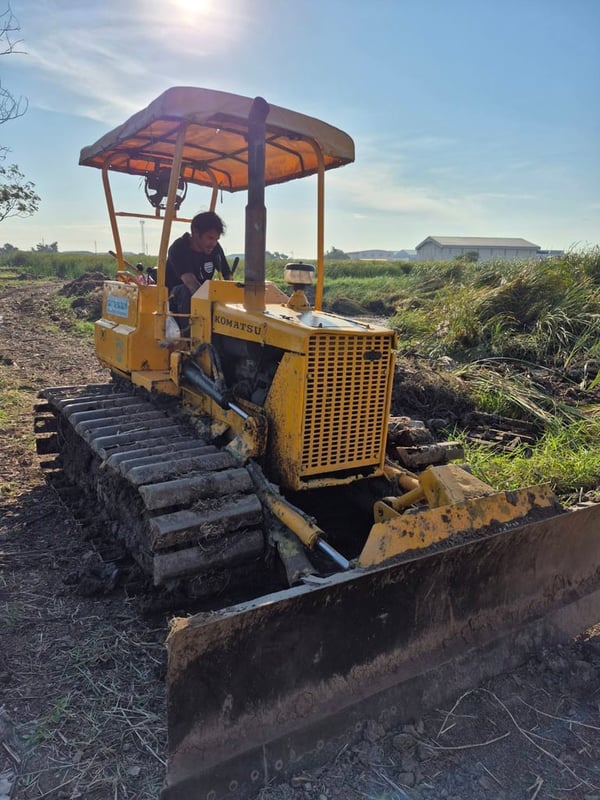 รถแทรกเตอร์ komatsu D20p-5ตีนเป็ด ใบมีดสไล้ ราคา160,00000 รถแทรกเตอร์ komatsu D20p-5ตีนเป็ด ใบมีดสไล้ ราคา160,00000