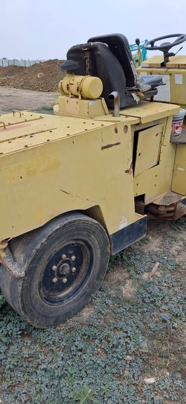 ขายรวม2คันรถแทรกเตอร์komatsu D20p-6 รถบด4ตันbomag ใช้งานดี ใบซื้อขายราคา3.6แสน 