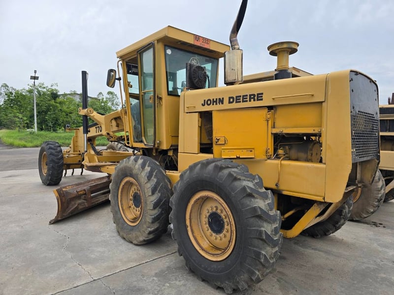 ขายรถเดรดเดอร์john deere 7708Bมีทะเบียน ใช้งานดีมาก ราคาถูกดี6.5แสน