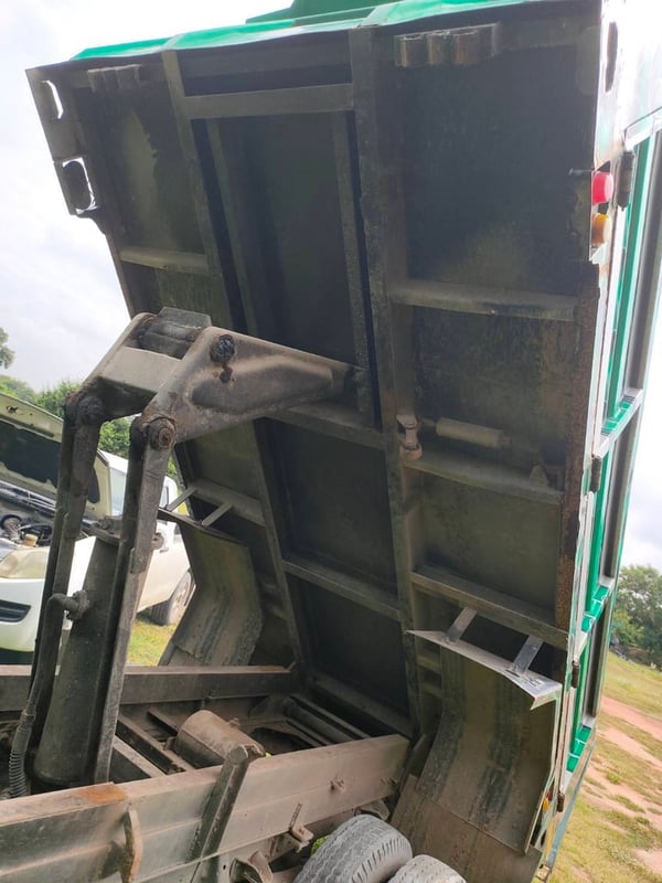 ขายรถ6ล้อดั้ม  isuzu nkr85 ใช้งานดี มีทะเบียน ราคา195,000