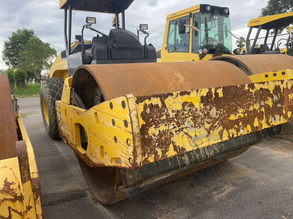 ขายรถบด10ตันbomag มีทะเบียน ใช้งานดีมาก ราคาถูกดี 9.8แสน ขายรถบด10ตันbomag มีทะเบียน ใช้งานดีมาก ราคาถูกดี 9.8แสน