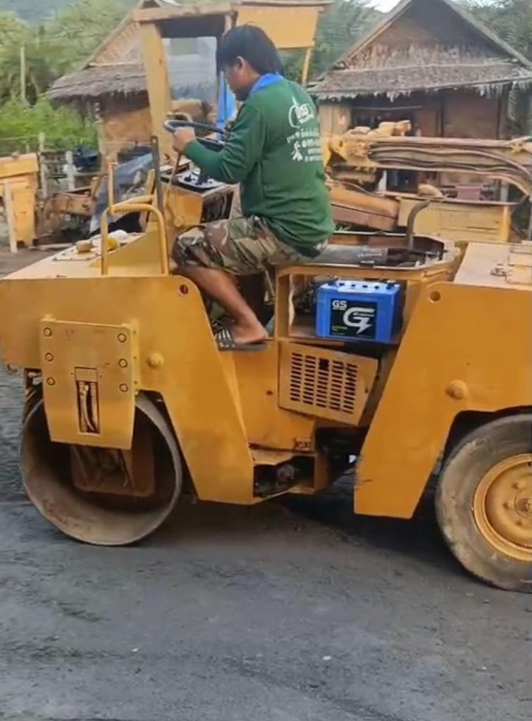 ขายรถบดล้อหน้าเหล็กหลังยาง 4ตันbomag ใช้งานดี ใบซื้อขาย ราคา1.7แสน ขายรถบดล้อหน้าเหล็กหลังยาง 4ตันbomag ใช้งานดี ใบซื้อขาย ราคา1.7แสน