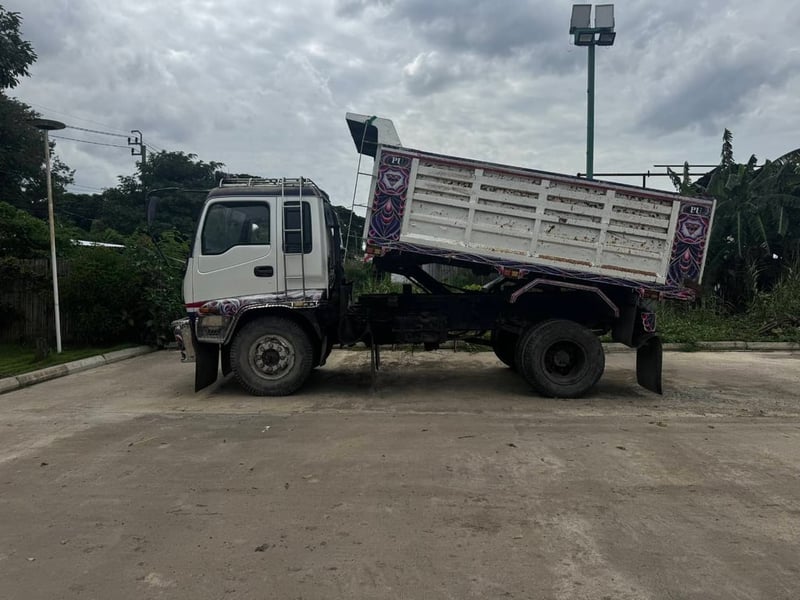 ขายรถ6ล้อดั้มisuzu sfr33ht 195. แรง ใช้งานเ มีทะเบียน ราคา 5.5แสน