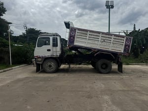 ขายรถ6ล้อดั้มisuzu sfr33ht 195. แรง ใช้งานเ มีทะเบียน ราคา 5.5แสน