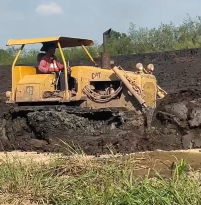 ขายรถแทรกเตอร์CAT D4E ตีนเป็ด ใช้งานดี ใบซื้อขาย ราคา295,000