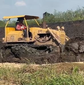 ขายรถแทรกเตอร์CAT D4E ตีนเป็ด ใช้งานดี ใบซื้อขาย ราคา295,000