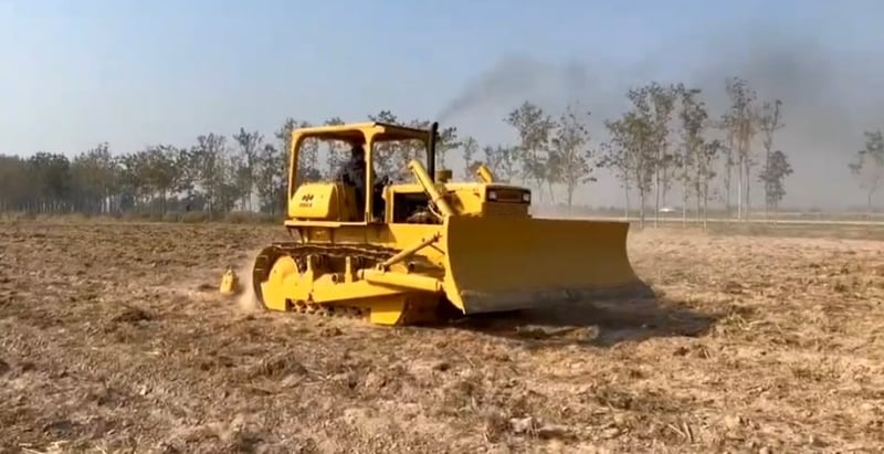 รถแทรกเตอร์komatsu D60a ตีนไก่ มีลิปเปอร์ ใช้งานดี ใบซื้อvายราคา365,000