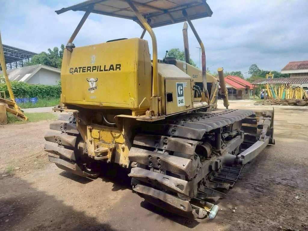 ขายรถแทรกเตอร์CAT D4E ตีนเป็ด ใช้งานดี ใบซื้อขาย ราคา3.6แสน