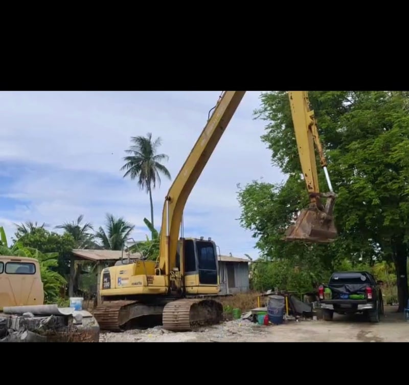 รถแม็คโครkomatsu pc200-8 บูมยาว ใช้งานดี มีทะเบียน ราคา1,350,000
