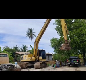 รถแม็คโครkomatsu pc200-8 บูมยาว ใช้งานดี มีทะเบียน ราคา1,350,000