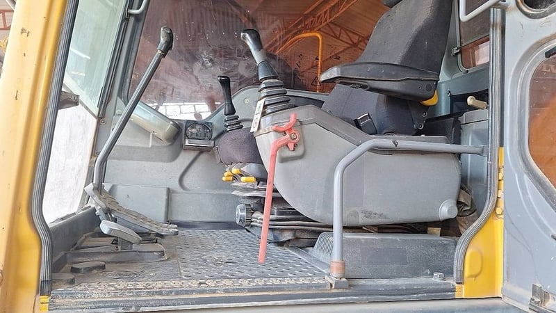 ขายรถแม็คโครvollvo 200 ใช้งานดี มีทะเบียน ราคาถูกกดีๆๆ399,000