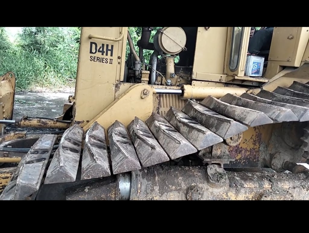 ขายรถแทรกเตอร์CAT D4H ตีนเป็ด ใบมีดสไล้ เกียร์ตัด ใช้งานดี ใบซื้อขายราคา390,000
