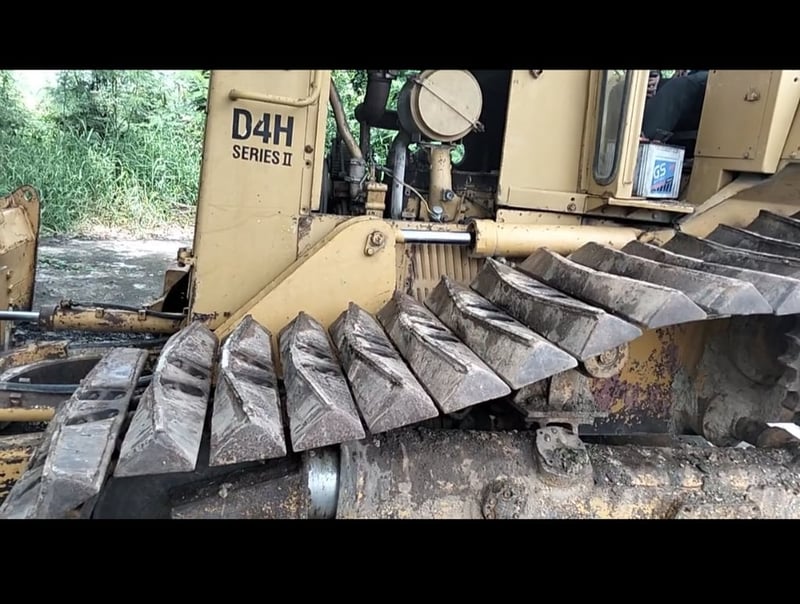 ขายรถแทรกเตอร์CAT D4H ตีนเป็ด ใบมีดสไล้ เกียร์ตัด ใช้งานดี ใบซื้อขายราคา390,000 ขายรถแทรกเตอร์CAT D4H ตีนเป็ด ใบมีดสไล้ เกียร์ตัด ใช้งานดี ใบซื้อขายราคา390,000
