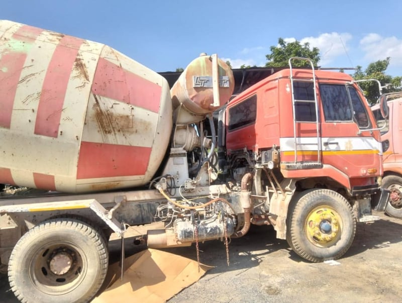 ขายรถโม่ปูนnissan 290แรง ใช้งานดี มีทะเบียน ราคา3.7แสน