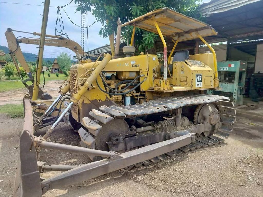 ขายรถแทรกเตอร์CAT D4E ตีนเป็ด ใช้งานดี ใบซื้อขาย ราคา3.6แสน