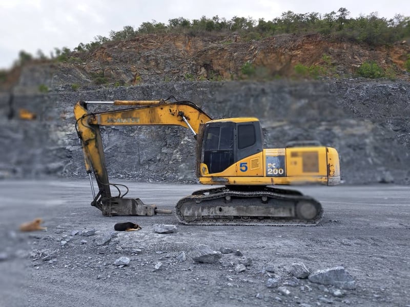 รถแม็คโครkomatsu pc200-7 พร้อมหัวเจาะ มีทะเบียน ราคา5.4แสน