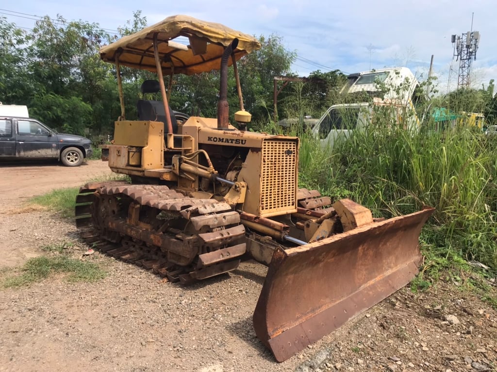 รถแทรกเตอร์ komstsu D20p-5ตีนเป็ด ใช้งานได้ปกติ ใบมีดสไล้ รารา99,000 รถแทรกเตอร์ komstsu D20p-5ตีนเป็ด ใช้งานได้ปกติ ใบมีดสไล้ รารา99,000