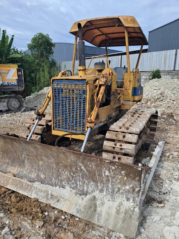 รถแทรกเตอร์komatsu D20p-3ตีนเป็ด ใช้งานดี ใบซื้อขาย ราคา135,000