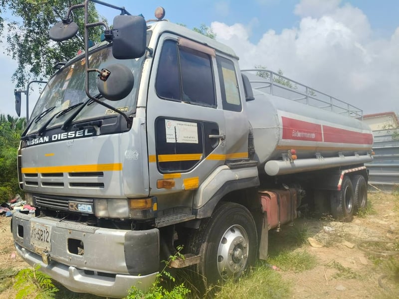 รถ10ล้อน้ำมันปามnissan 290แรง ใช้งานดี มีทะเบียน ราคาถูกดีๆๆ580,000