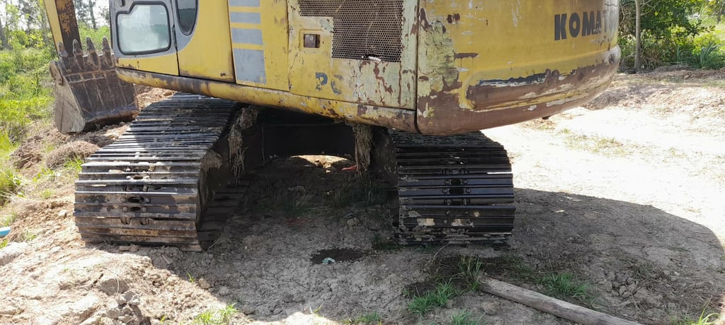 รถแม็คโครkomatsu pc200-6 ใช้งานดี ใบซื้อvาย ราคา330,000