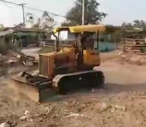 ขายรถแทรกเตอร์ komatsu D20p-5ตีนไก่ ใบมีดสไล้ ราคา115,000 ขายรถแทรกเตอร์ komatsu D20p-5ตีนไก่ ใบมีดสไล้ ราคา115,000