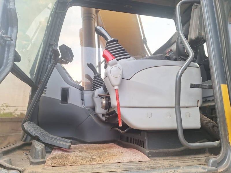 ขายรถแม็คโครkomatsupc 210lc บูมยาว18ม. ใช้งานดี ราคา1.4ล.บาท