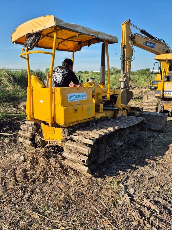 รถแทรกเตอร์ komatsu D20p-5ตีนเป็ด ใบมีดสไล้ ราคา160,00000 รถแทรกเตอร์ komatsu D20p-5ตีนเป็ด ใบมีดสไล้ ราคา160,00000