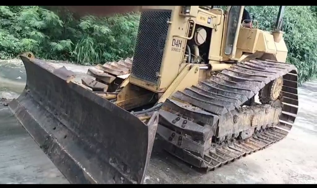 ขายรถแทรกเตอร์CAT D4H ตีนเป็ด ใบมีดสไล้ เกียร์ตัด ใช้งานดี ใบซื้อขายราคา390,000