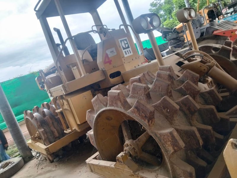 ขายรถบดล้อหนาม cat 815 มีทะเบียน ใช้งานดี ราคา1,350,000