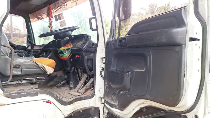 ขายรถ12ล้อเทเลอ hino 360แรง ใช้งานดีมาก มีทะเยียน ราคา6.9แสน ขายรถ12ล้อเทเลอ hino 360แรง ใช้งานดีมาก มีทะเยียน ราคา6.9แสน