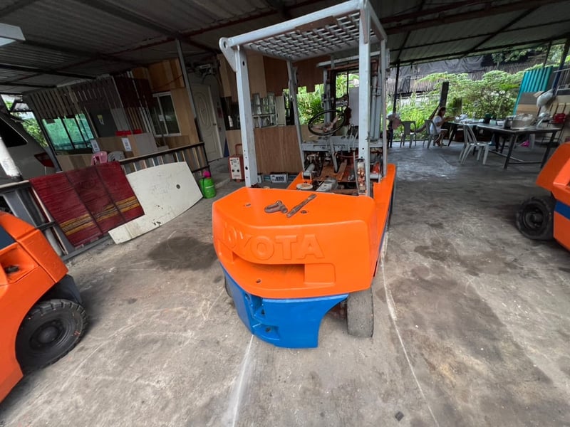 ขายรถโฟคลิป ดีเซล toyota 2ตัน ใช้งานดี ใบซื้อvายราคา65,000