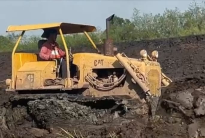 ขายรถแทรกเตอร์CAT D4E ตีนเป็ด ใช้งานดี ใบซื้อขาย ราคา295,000