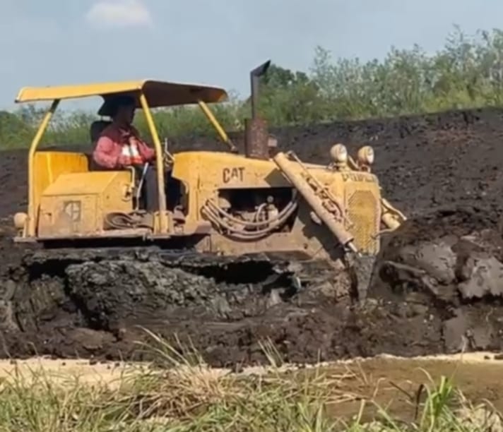 ขายรถแทรกเตอร์CAT D4E ตีนเป็ด ใช้งานดี ใบซื้อขาย ราคา295,000