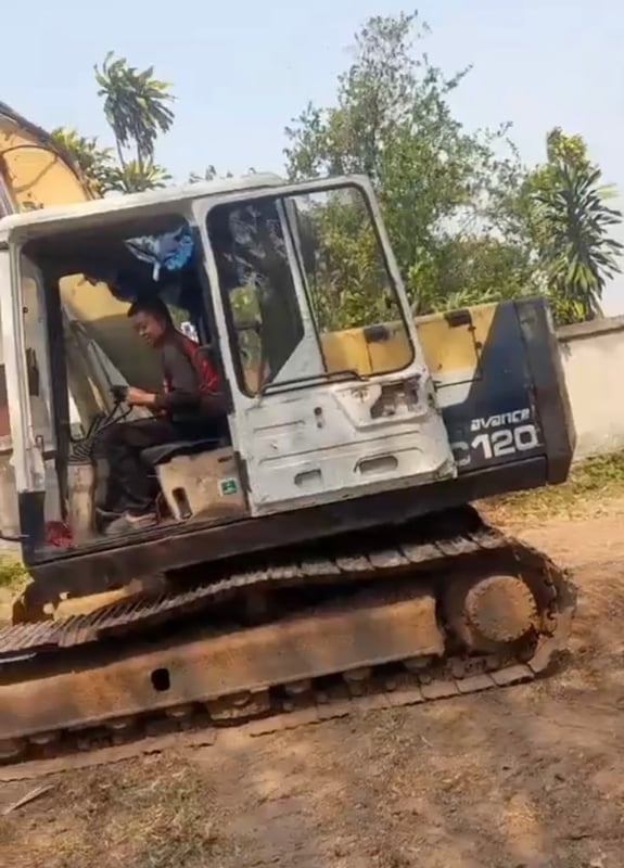 รถแม็คโครkomatsu pc120-5มีไลเจาะ ใช้งานดี ใบอิยวอย ราคาถูกดีๆ249,000