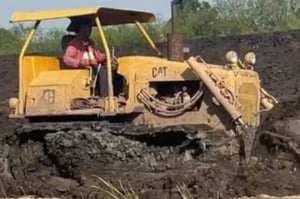 ขายรถแทรกเตอร์CAT D4E ตีนเป็ด ใช้งานดี ใบซื้อขาย ราคา295,000