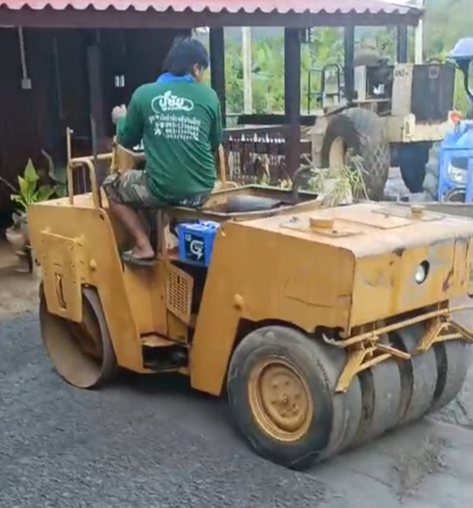 รถบด4ตัน bomag ใช้งานดีมาก ใบซื้อvาย ราคาถูกดี185,000