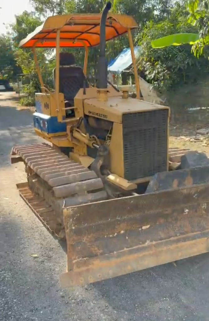 รถแทรกเตอร์komatsu D20p-5ตีนเป็ด ใบมีดสไล้  ใช้งานดีราคา165,000
