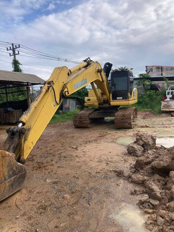 ขายแม็คโครkomatsu pc200-7 ใช้งานดีมาก มีเล่มทะเบียน ราคา6.9แสน