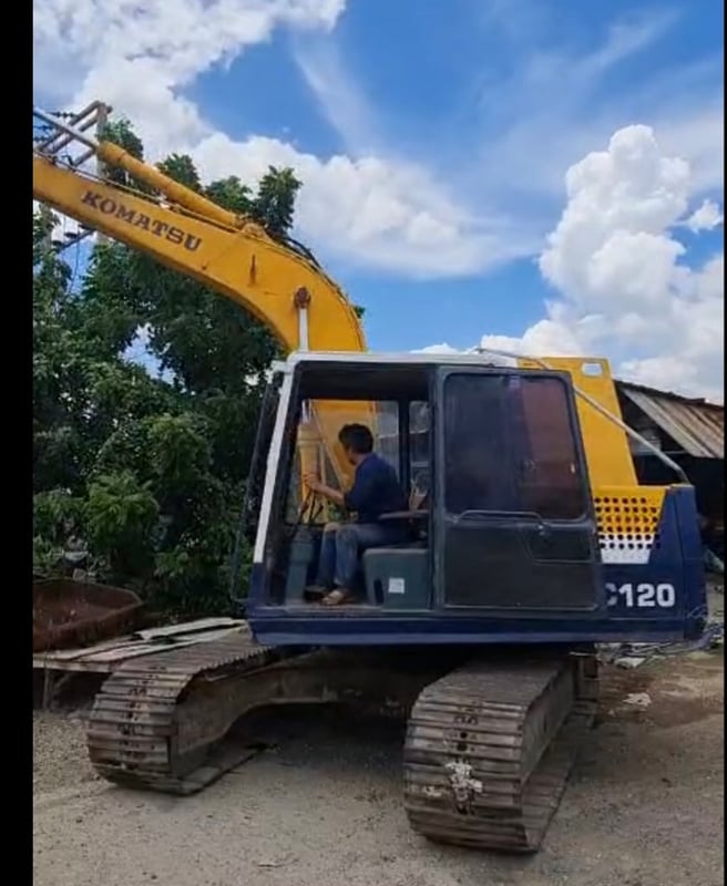 รถแม็คโครkomatsu pc100-5 ใช้งานดี ใบซื้อvาย ราคาถูดดีๆๆ259,000 รถแม็คโครkomatsu pc100-5 ใช้งานดี ใบซื้อvาย ราคาถูดดีๆๆ259,000