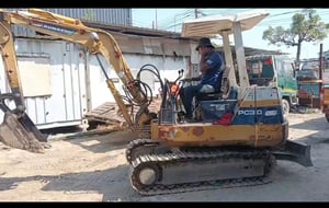 ขายรถแม็คโครเก่า japan  komatsu pc30-6ใช้งานดี มีไลเจาะ ใบซื้อขายราคา185,000