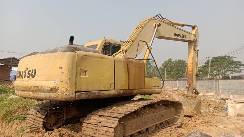 ขายรถแม็คโครkomatsu pc200-6ใช้งานดีมาก ใบซื้อขาย ราคาถูกดีๆ2.6แสน