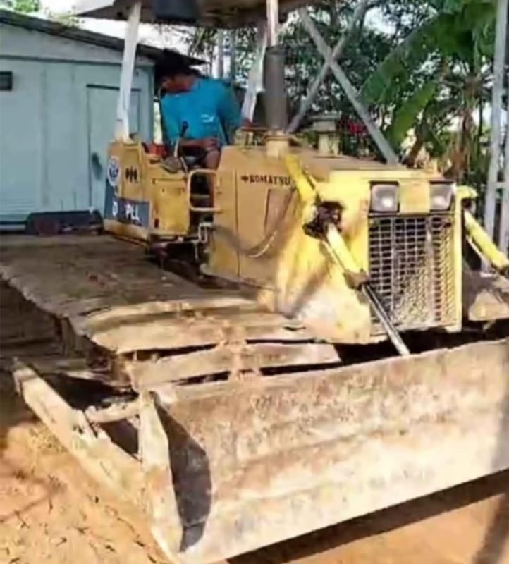 รถแทรกเตอร์ komatsu D20pll-7เลี้ยวข้าง ใบตีนเป็ด 1ม. ใช้งานดี ราคา299,000