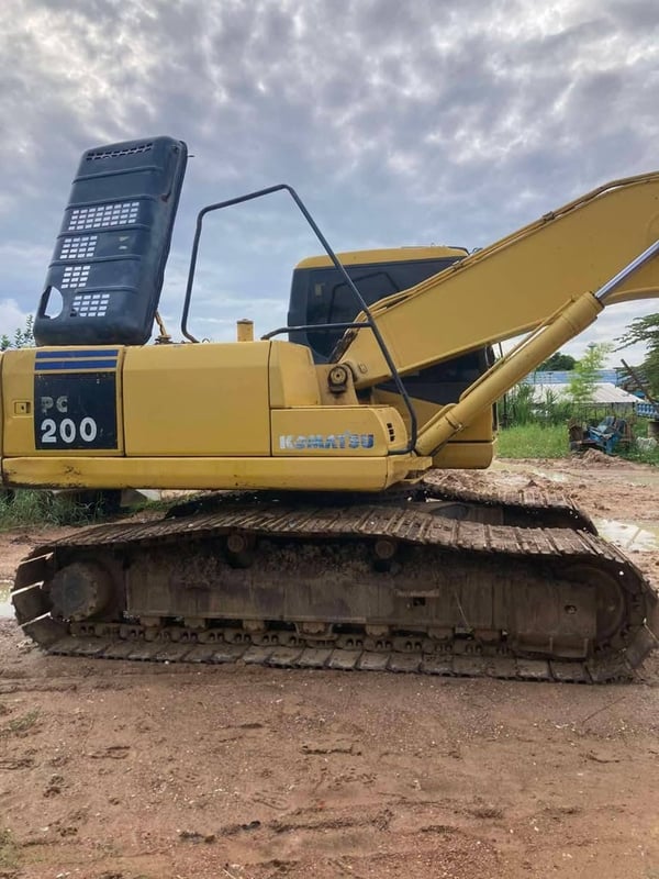 ขายแม็คโครkomatsu pc200-7 ใช้งานดีมาก มีเล่มทะเบียน ราคา6.9แสน