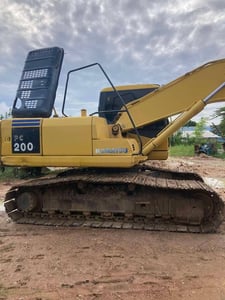 ขายแม็คโครkomatsu pc200-7 ใช้งานดีมาก มีเล่มทะเบียน ราคา6.9แสน