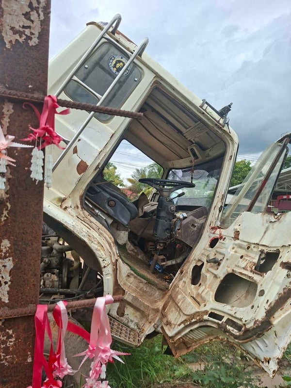 ขายรถ6ล้อhino ดั้ม ทะเบียนขาด เครื่องหลวม ใช้งานได้ ราคา19,5000