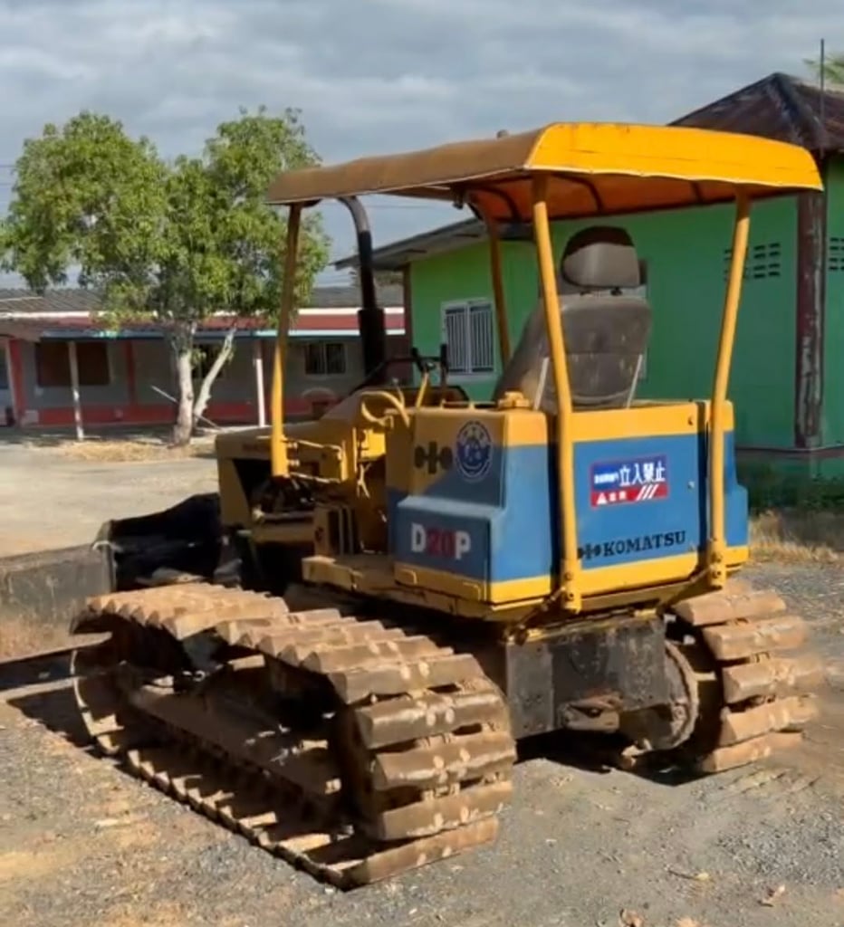 รถแทรกเตอร์komatsu D20p-5ตีนเป็ด ใบมีดสไล้  ใช้งานดีราคา165,000