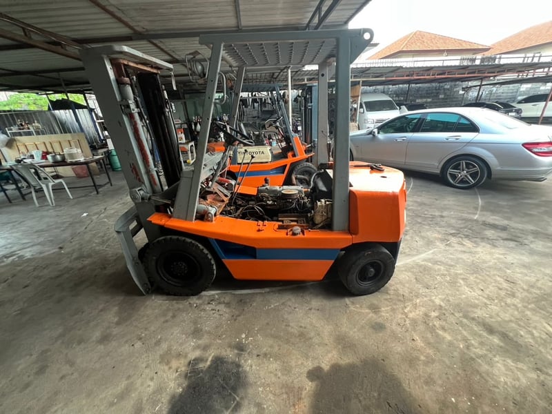 ขายรถโฟคลิป ดีเซล toyota 2ตัน ใช้งานดี ใบซื้อvายราคา65,000